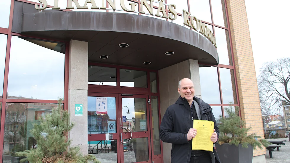 Strängnäs kommundirektör Lars Ekström med medborgarlöftet som under torsdagen undertecknades av honom själv och lokalpolisområdeschef Christer Sjöqvist.