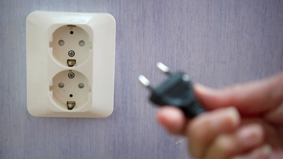 Strömavbrott ska ha orsakats av kraftig vind och servicetekniker är på plats för att byta ut en elstolpe. Genrebild