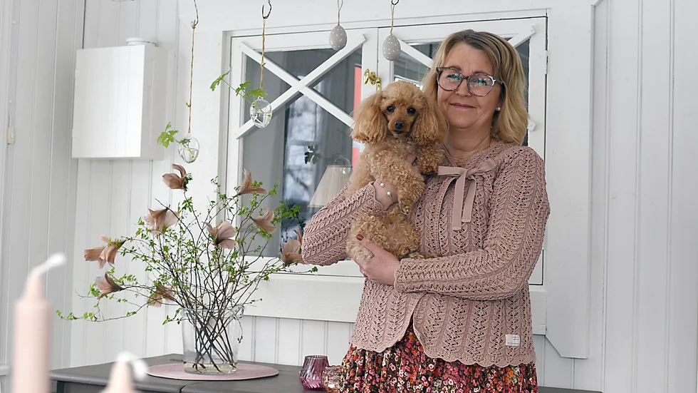 Susanne och toypudeln Pelle trivs tillsammans.
