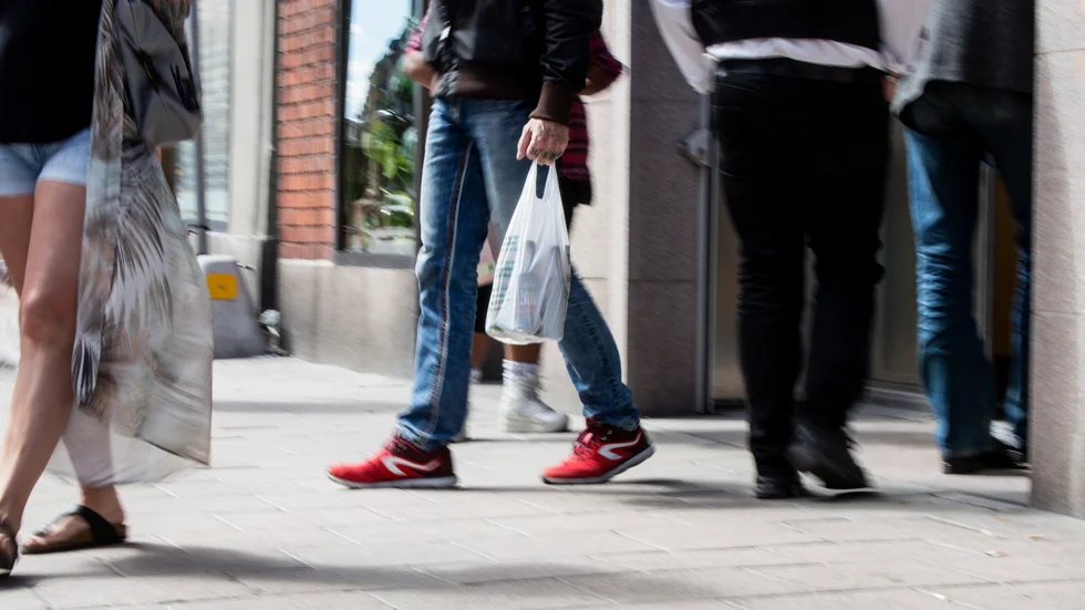 En man i 60-årsåldern åtalas för ofredande och misshandel i samband med att han befunnit sig inne i Systembolagets lokaler och varit aggressiv och utåtagerande mot personal och kunder. 