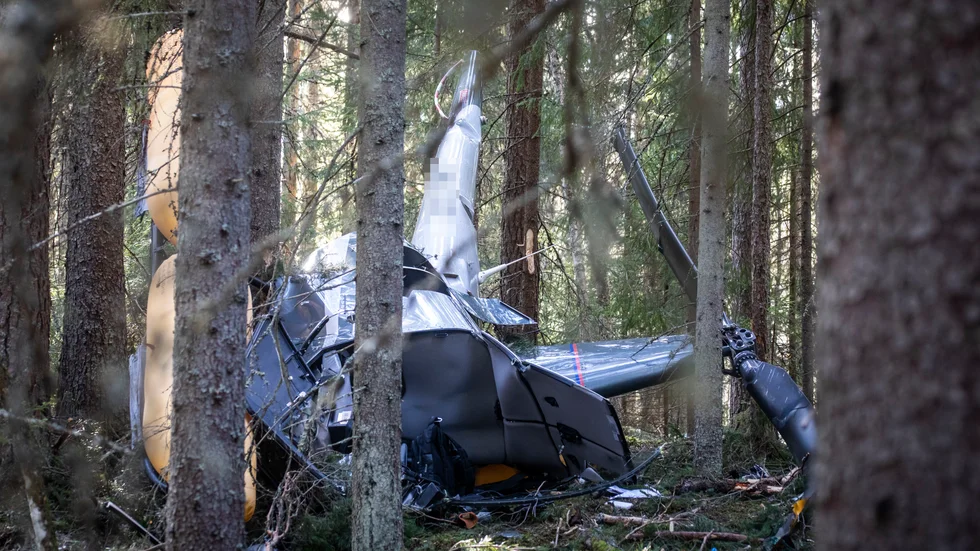 Varför en helikopter kraschade i skogen nära flera hus utanför Leksand är fortfarande oklart.