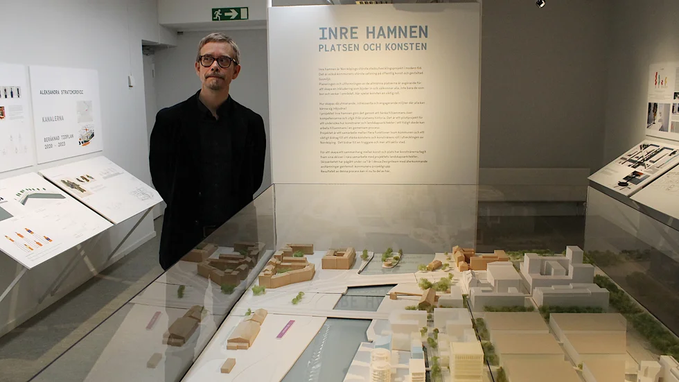 Mattias Åkeson, intendent för offentlig konst, hoppas snart kunna visa utställningen om konst i Inre hamnen, en trappa ned i Konstmuseet. Samtliga verk knyter an till hamnens historia.