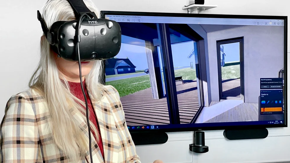 Under VR-visningen upptäcker Hanna Ottosson en del detaljer i planlösningen som justeras.