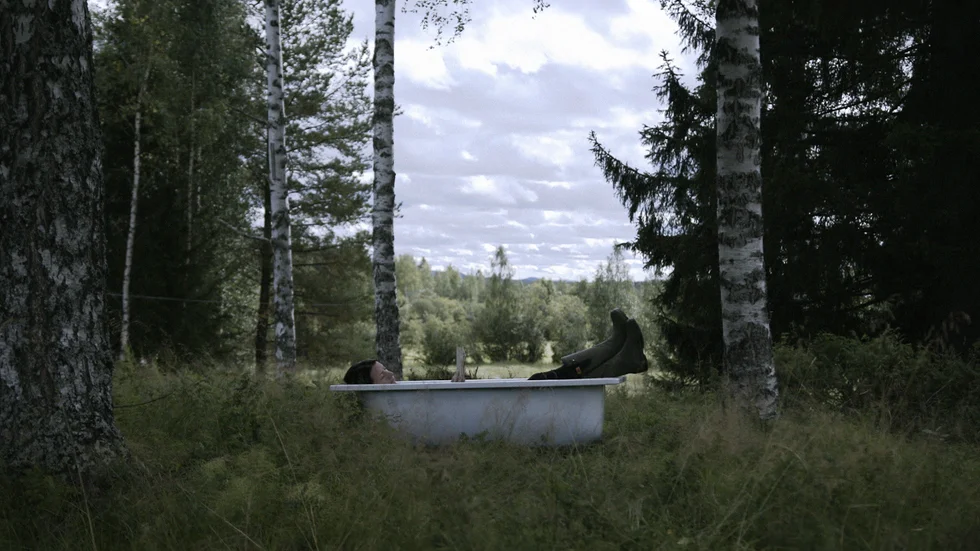 I Emma Wiggefors filmdebut "Våra avstånd" låter hon den oro många känner för nära och kära under coronapandemin ta gestaltning.