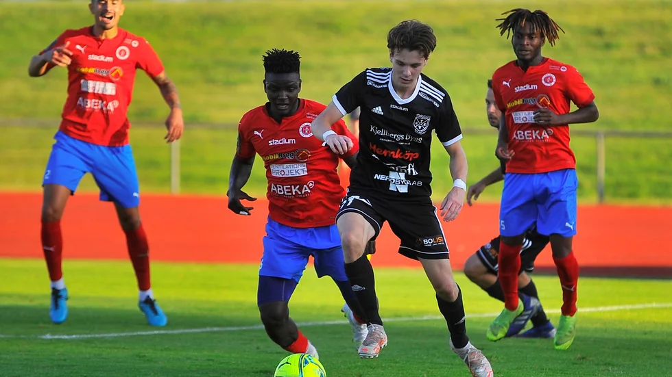 TVSK:s Tobias Corneliusson jagas av Bissarnas mittfältare Adu Bakarr Suma. Den sistnämnde gjorde Bissarnas andra mål.