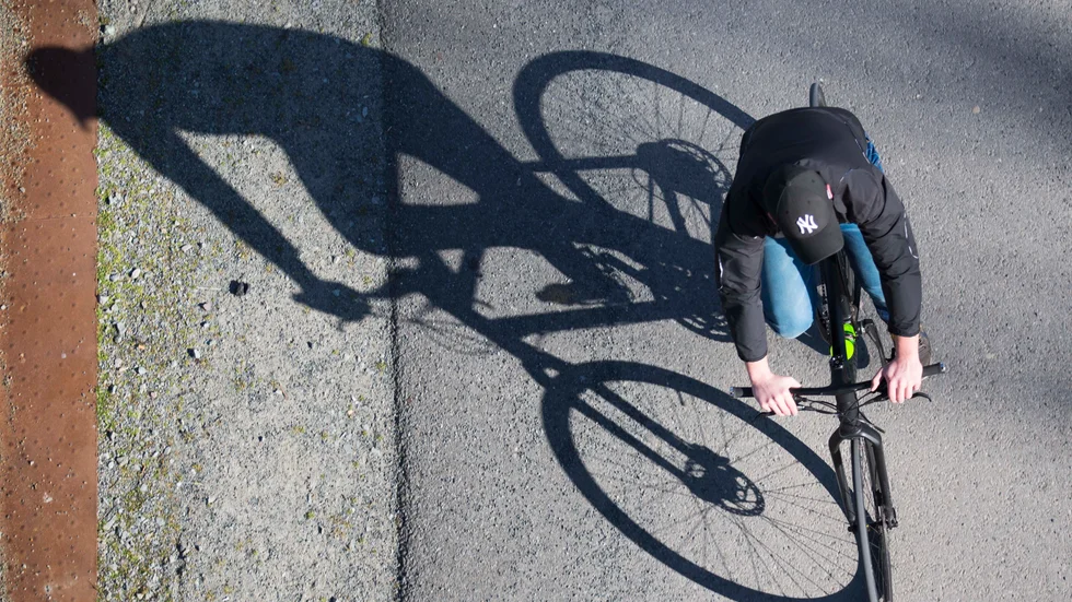 För första gången sedan 2016 pekar kurvorna nedåt. Nu använder endast 31 procent av de vuxna cyklisterna i Sörmland hjälm. Och trots att det är lag på att barn under 15 år ska ha hjälm så är det endast 48 procent av barnen i Sörmland som har det.