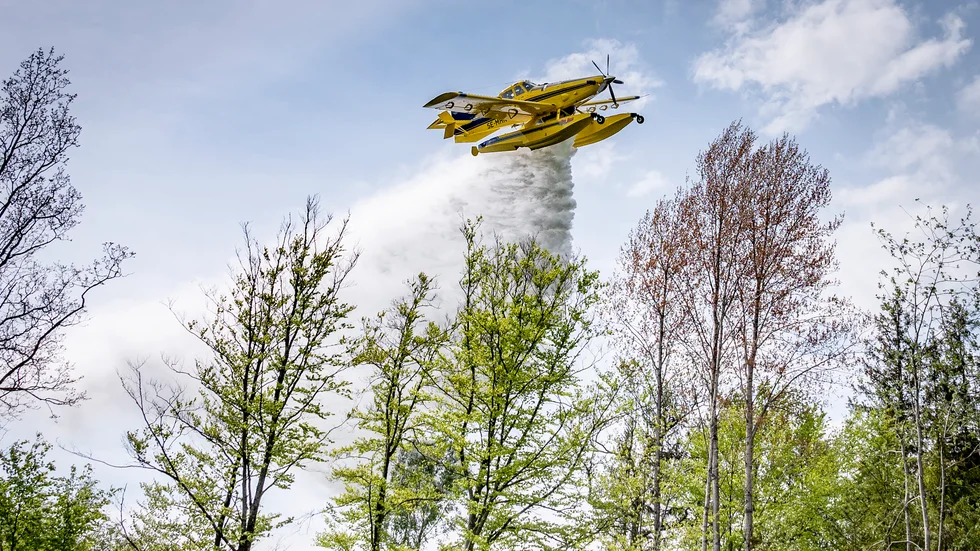 En Air Tractor AT-802 Fire Boss vattenbombar skogen under en övning med MSB och Kustbevakningen utanför Karlskrona i maj. Arkivbild.