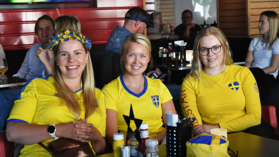 Lisa Lindbäck (Vänster), Towe Tano (Mitten), Lydia Gröning (Höger), "Det är nervöst men också spännade, vi såg semifinalen i handboll och hoppas på revansch nu, vi är peppade", säger Lisa Lindbäck