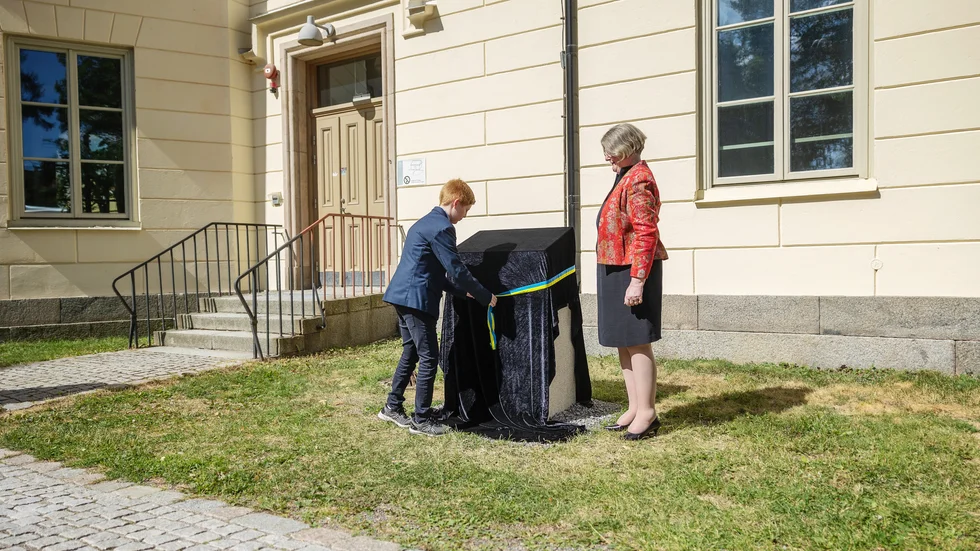 Rasmus Nordin, ättling till fysikern Anders Ångström, är med och avtäcker minnesstenen till minne av sin anfader. Till höger Petra Rudolf från European Physical Society.