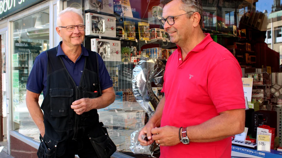 Håkan Norrman och Joakim Andersson:

Allting runt elsparkcyklarna måste styras upp! Det är ett elände för synskadade när de ligger slängda överallt. Nu far ungdomar fram i hög fart och kör slalom på gågator och trottoarer. Fullständigt livsfarligt.