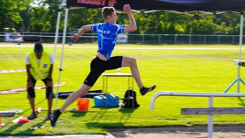 Erik Gustafsson tog guld i längdhopp i herrklassen.