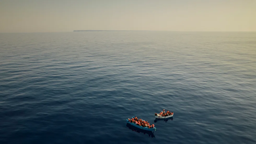 Små båtar, stort hav. Bild på migrantbåtar tagen den 29 juli i år nära Lampedusa.