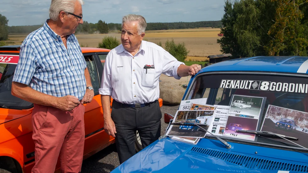 Berndt Carlsson startade gruppen Rallygubbar som nu är över 100 medlemmar och träffas då och då för att snacka rally. Den här dagen var föraren Jårs Damberg, 87 år, gäst för att berätta om sina snart 70 år som rallyförare.