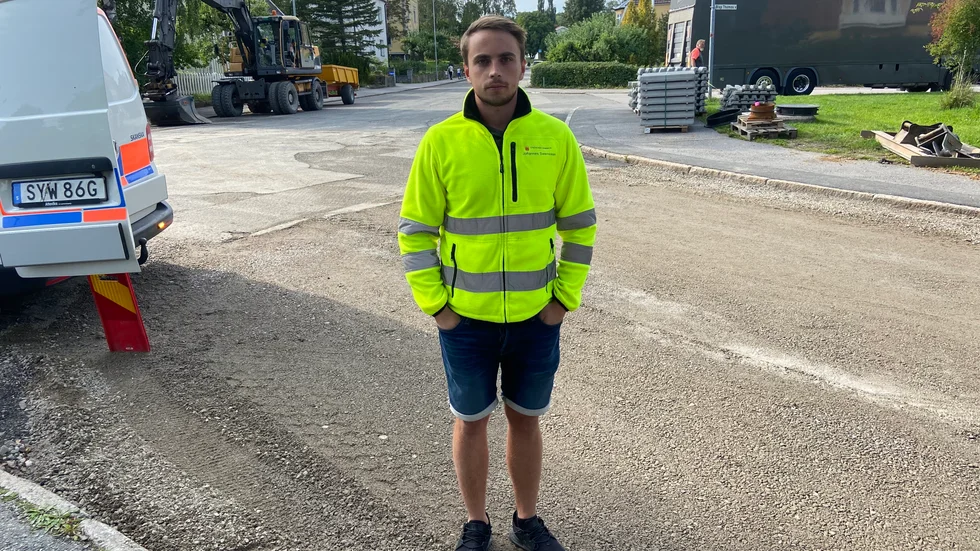 Johannes Swensson konstaterar att Kung Göstas väg, som han står på, var i sämre skick än Tingstugatan bakom honom. Båda får dock ny asfalt under onsdagen.