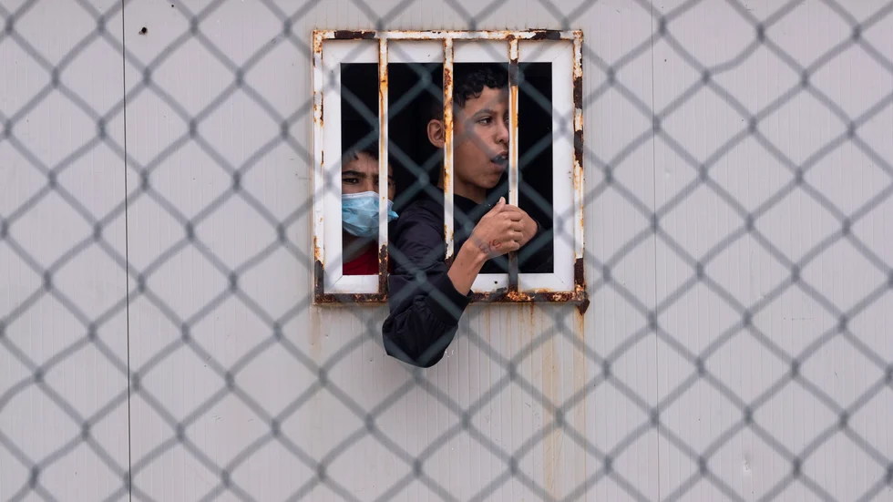 En pojke som olagligt tagit sig in i Ceuta i ett temporärt skydd för migranter i maj. Arkivbild.