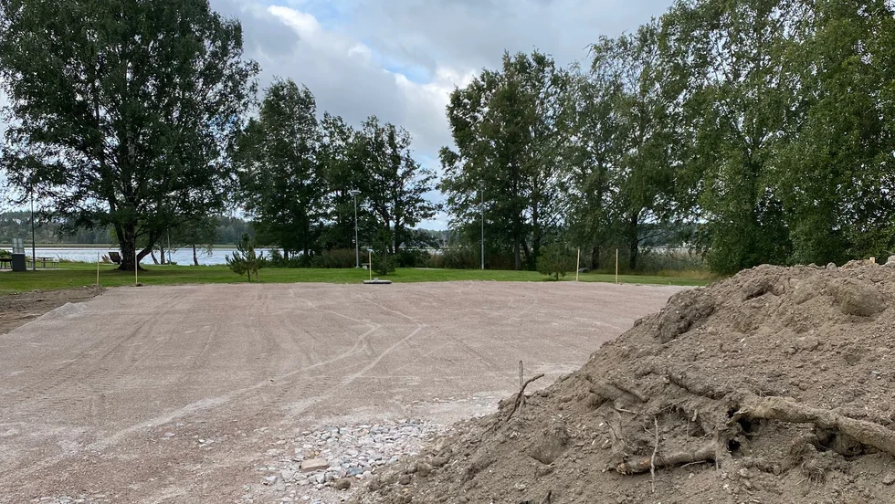 Grönyta eller bollplan på Brandholmen, skriver Ingbritt och Bertil Sannel, Brandholmen.