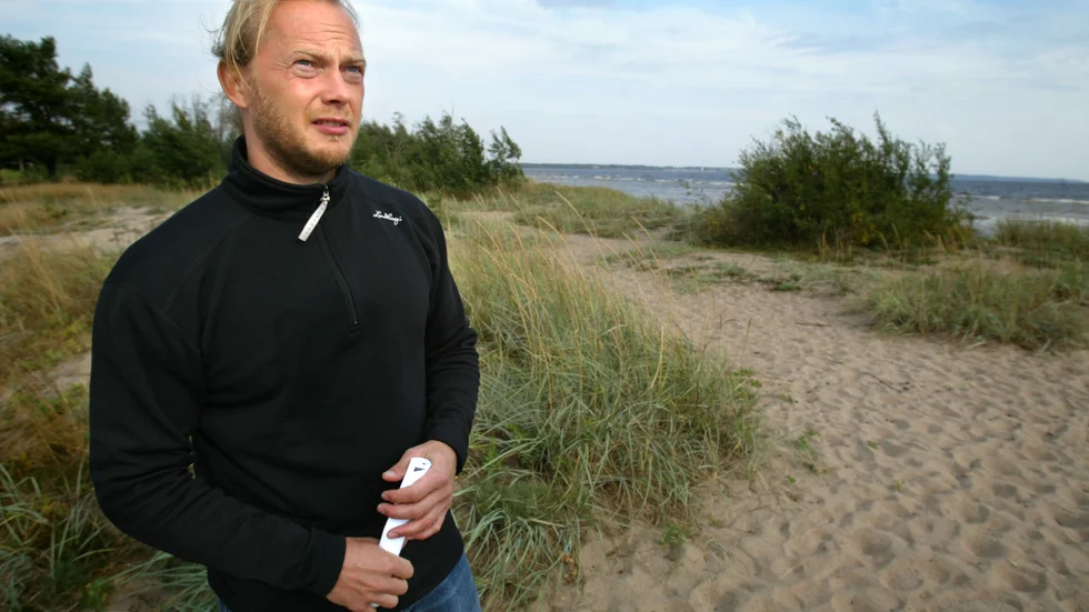 Kommunekologen Peder Ljungqvist har tagit flera stickprover längs med "Gläntan" i onsdags utan att hitta någon olja. "Det känns bra". (Arkivbild)
