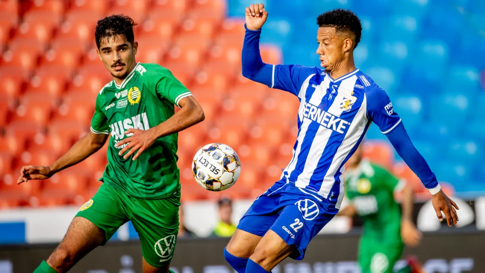 Aimar Sher (vänster) har lämnat Hammarby för Spezia. Arkivbild.