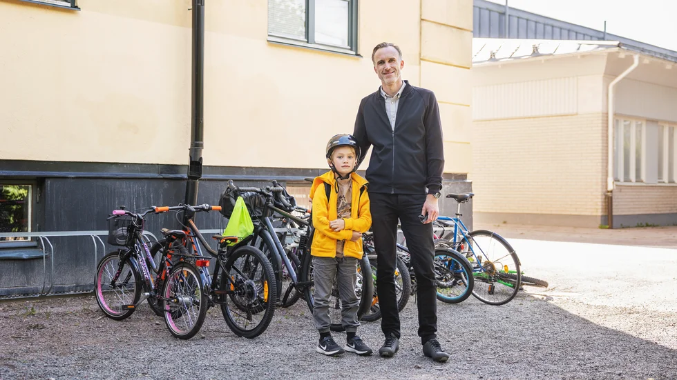 Gustaf Christoffersson hämtar sonen Nils Lindholm med cykel. "Från och till är det läskigt som cyklist med barn eftersom det är mycket bilar i farten här", säger han.