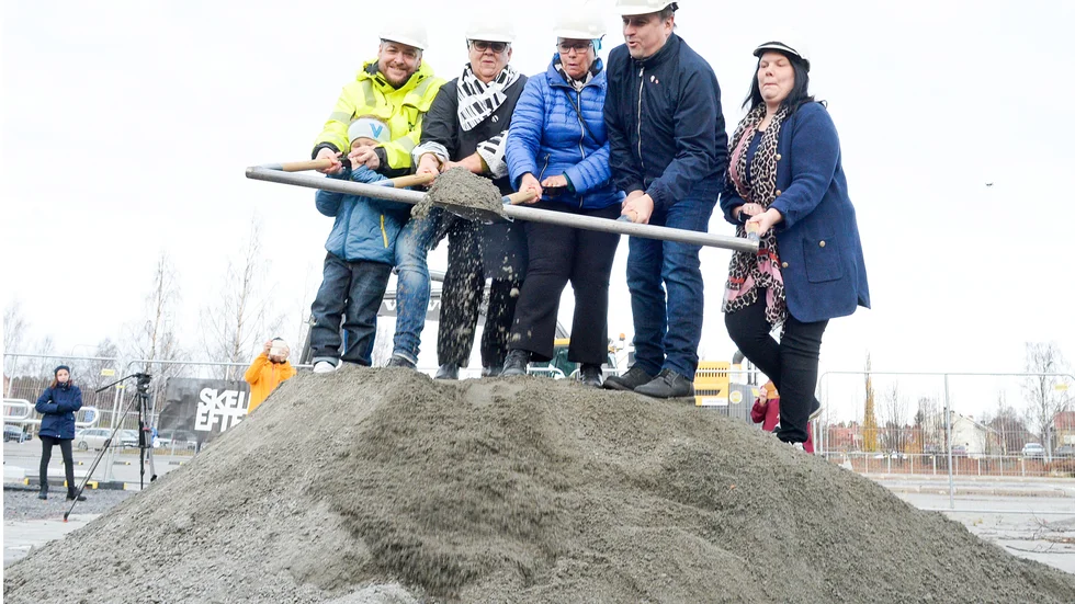 Vegard Brå med son, Maria Marklund, Anna-Britta Lundberg, Lorents Burman och Emilia Hallin tog första spadtaget lördagen den 20 oktober 2018. 