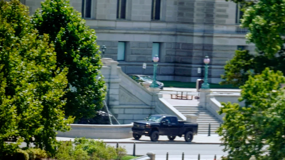 Mannen som hotar att detonera en bomb har parkerat utanför kongressbiblioteket i Washington.