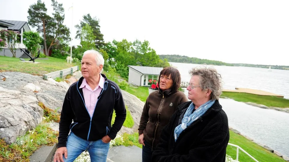 Oroliga. Albrecht Achilles, Anne-Charlotte Achilles och Julia Söderlind har känt lukt från avfallshanteringen i hamnen.