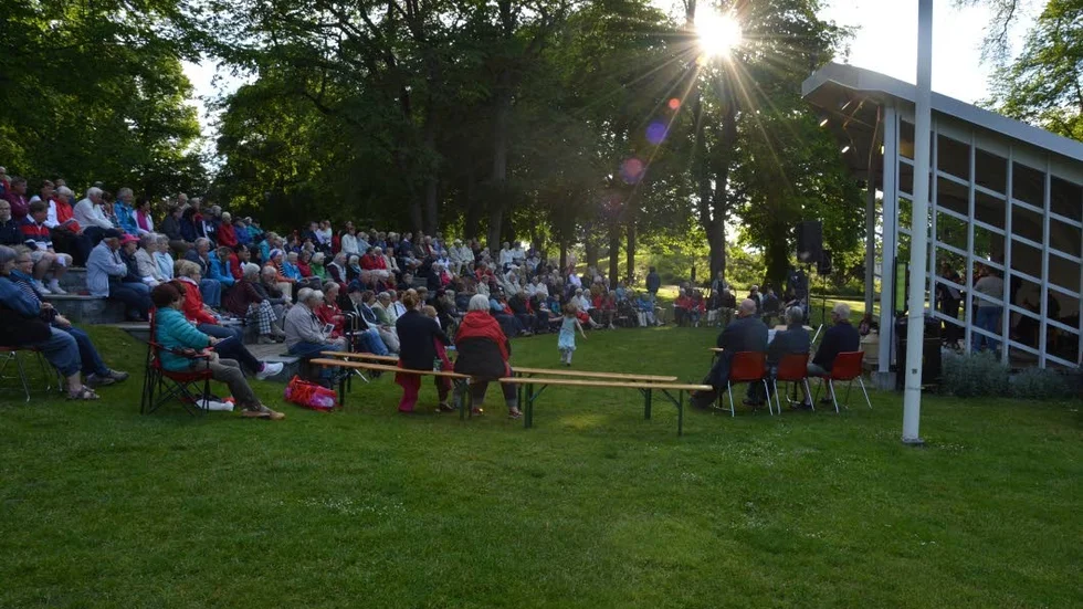 Musik. Runt 200 personer deltog i sommarens första allsång.