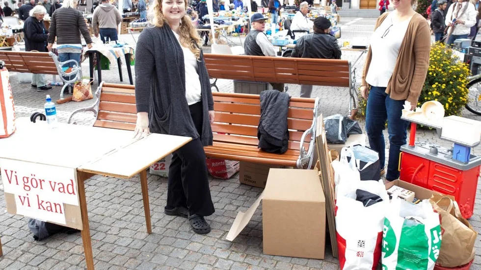 Hjälper. Erica Andersson och Martina Engqvist efterlyser fler ideella krafter som kan hjälpa dem med det återstående arbetet inför loppisförsäljningen i nästa vecka.