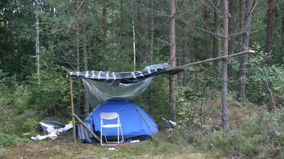 Tältar. Romerna som vi möter utanför våra butiker bor nu utan vatten och toaletter i tält och i bilar ute i skogen.