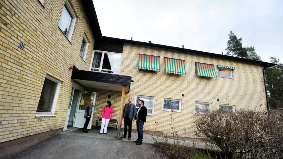 Omstridd byggnad. Läggs ner, får leva kvar. Turerna krings Dalsgården har varit många. På onsdagen tog Ulrika Karlsson och Helene Pedersen emot Tomas Kronståhl (S) och Dan Nilsson (S) för ett besök. Politikernas besked var att boendet ska byggas om.