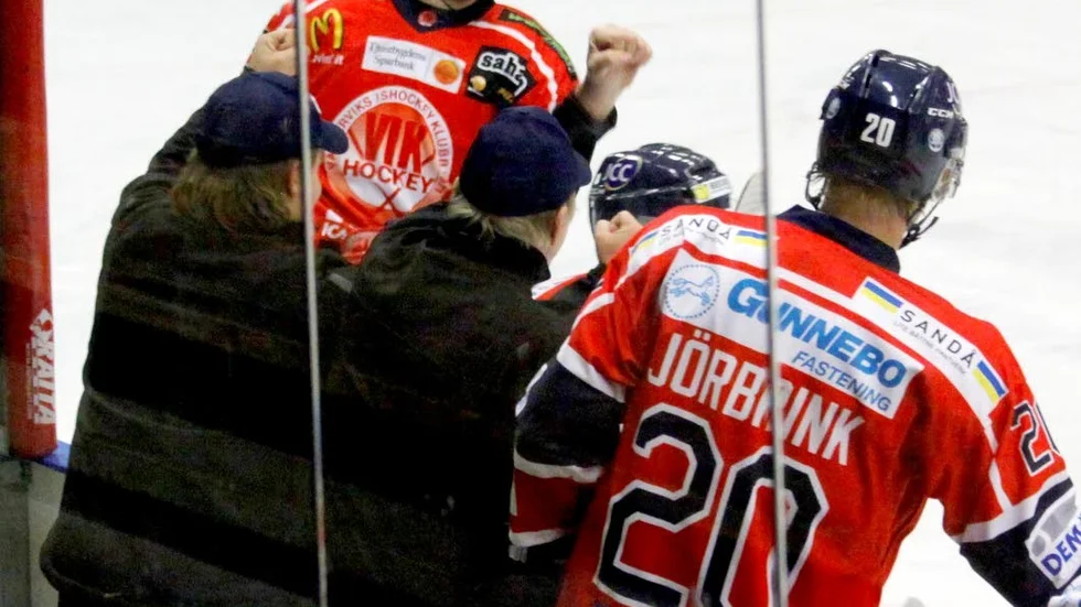 Patrik Karlkvist producerar poäng även i allsvenskan. På bilden har han precis gjort ett av alla sina mål när han spelade i VIK-tröjan.