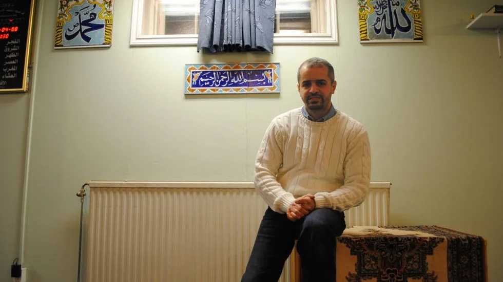 Iman. Anwar Amro är trygg i Västervik. Han säger problem finns här också och att vägen framåt är att visa en rättvis bild av islam.