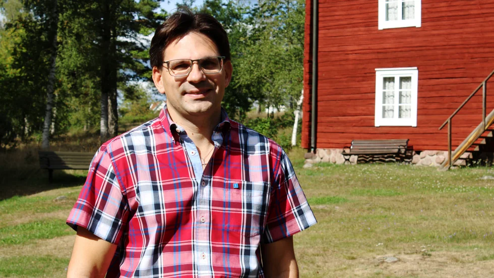 Enligt Ola Gustafsson (KD) behöver kommunen jobba för att göra yrken inom omsorgen mer attraktiva för att komma åt bemanningsproblematiken. Ett steg i rät riktning är, enligt KD-toppen, att ta bort delade turer och erbjuda möjlighet att arbeta deltid för den som vill.