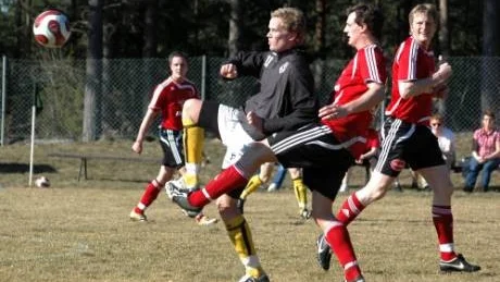 Tjusts backlinje gjorde en fin insats i lördags. Här är det Niclas Andersson och Kristian Petersen som försöker stoppa en Kisaspelare.Foto: Ingemar Petersson