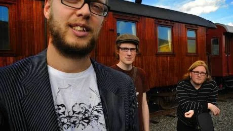 Oskar Jeremias, Oskar Larsson och Jonas Pietikäinen ska på turné i USA i tre veckor. Alla har gått på Visskolan i Västervik.Foto: Anders Steiner