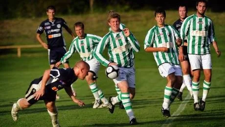 Gunnebos Mattias Karlberg försöker nicka förbi ett väl samlat Ankarsrumsförsvar med Robin Hammarlund i spetsen. Det var ett just ett bra försvarsspel som gav Ankarsrum segern i derbyt.