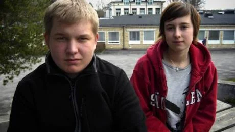 Emil Johansson, Björnsholm och Erika Löwenborg, Odensviholm går båda i årskurs nio på Åbyskolan i Gamleby. De och ett 30-tal klasskamrater deltar i en nationell uppsatstävling om fördomar.