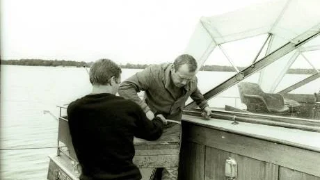 Boxningsvärldsmästaren Ingemar Johansson hade fått motorkrångel och gick in till Västervik för att få hjälp en julidag 1966. Arkivfoto: Sune Ekstrand