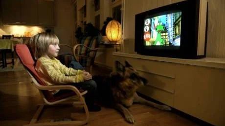 Tv-tittandet ökar bland de yngsta. Orsakerna är många, bland annat att hemmen har fler tv-apparater i drift samtidigt, vilket gör att barnen kan titta på en kanal, medan de vuxna tittar på en annan.Foto: Janerik Henriksson