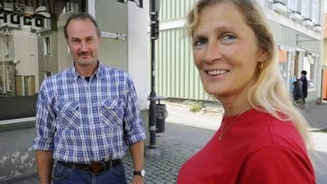 Karsten och Doris Hänig från Tyskland har väntat i fem år på att få svenskt medborgarskap, så att Karsten kan arbeta som polis. Men Migrationsverket är inte den lättaste myndigheten att förstå sig på. Den ger ny information hela tiden. Foto: Anders Steiner