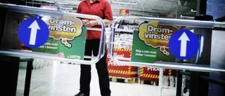 Var tredje snattare jobbar själv i affären