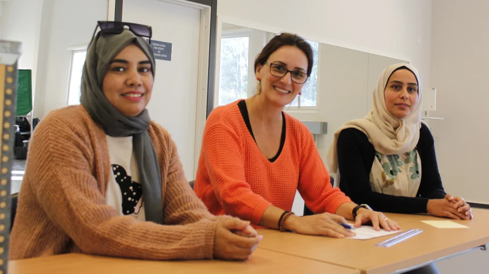 Hanane Herichi, Tieli Krug Rodrigues och Hanin Atmimi. "Jag minns att jag reagerade när jag lärde mig om Miljöpartiet - i mitt hemland Brasilien finns det inget parti för miljön", säger Krug Rodrigues.