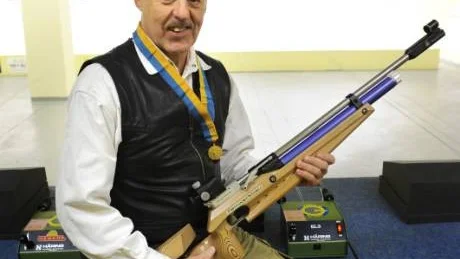 Jan Gustafsson, Västerviks skyttegille, fick betalt för sitt hårda arbete när han vann SM-guld i Torsås den gångna helgen.FOTO: ANDERS STEINER