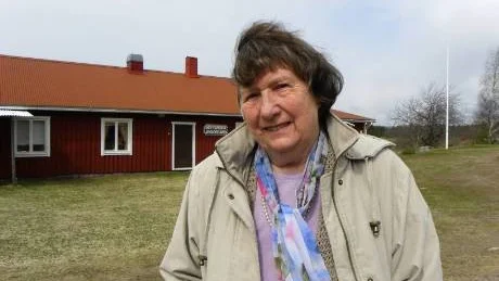 Siri Johansson, fyller snart 81 år, och har många strängar på sin lyra. Varje vår och höst bjuder Siri in till välbesökta musikcaféer i bygdegården i Getterum.