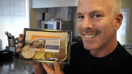 2000 Tortilla Wraps rullas varje vecka i Västervik. Larry Rosengren lanserar produkten som når allt större marknadsandelar.Foto: Anders Steiner
