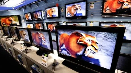 En platt tv måste man ha - eller? Tjock-tv:n fungerar faktiskt lika bra och kostar mindre än hälften. Foto: Tomas Oneborg/Scanpix