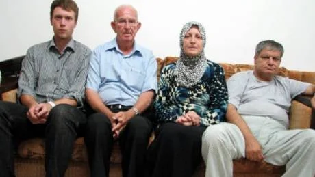 Erik Paulsson Rönnbäck, längst till vänster, här tillsammans med familjen al-Kurd som nu vräkts från sitt hem i östra Jerusalem.