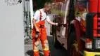 Brandman Kai Karlsson fyller på diesel i Överums tankbil. Innan dess hade även släckbilen tankats.