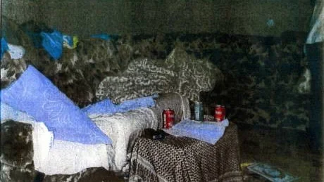 Så här såg det ut i den missbrukande kvinnans lägenhet, när miljö- och byggnadsnämnden gjorde inspektion i somras. Detta är ingen bra miljö för ett djur, enligt länsstyrelsen. Foto: Miljö- och byggnadskontoret