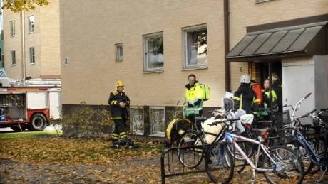 En kvinna rökskadades i samband med torrkokning på Lysingsvägen i Västervik. Hon fördes till sjukhus för vård.  Foto: Lisa Olaison